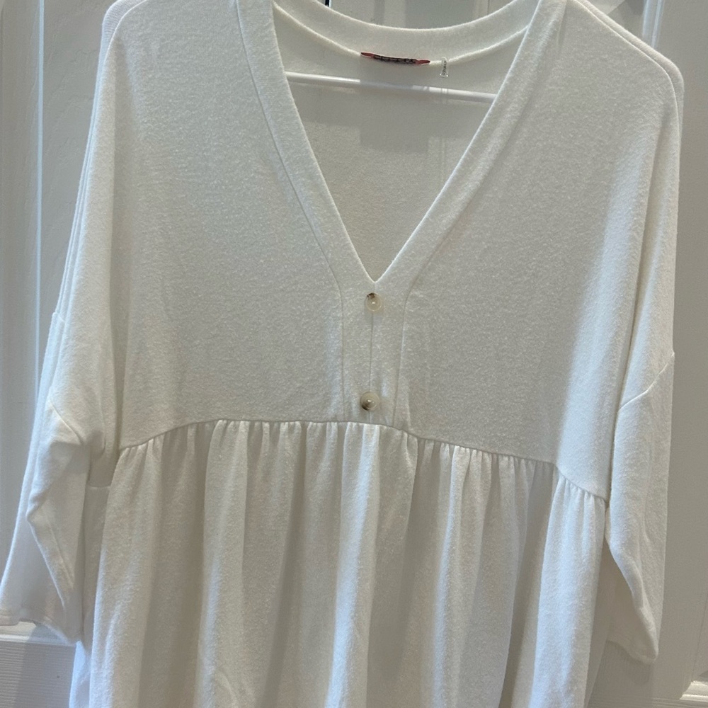 ANDREE BY UNIT White V-Neck Top size small